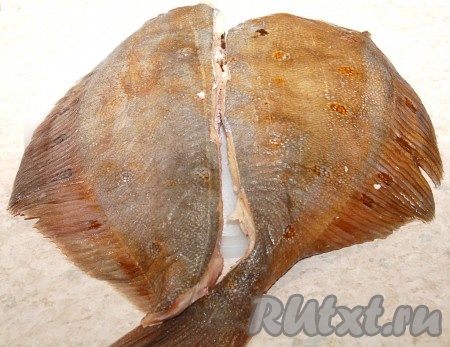 Мне попалась очень большая камбала, поэтому я разрезала ее пополам.