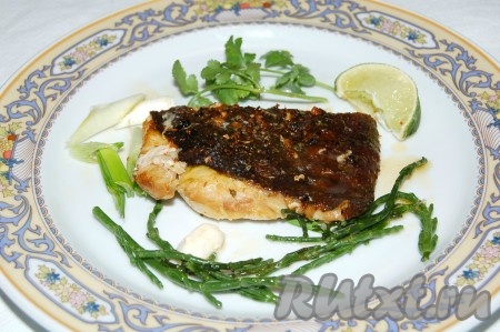 Теперь можно камбалу, запеченную в духовке, резать на порции и отправлять на тарелки.
