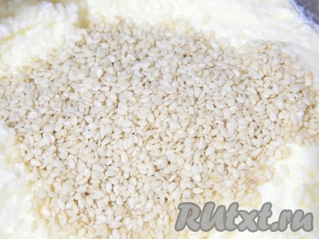 Всыпаем кунжут.