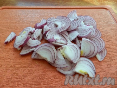 Нарезать лук полукольцами.