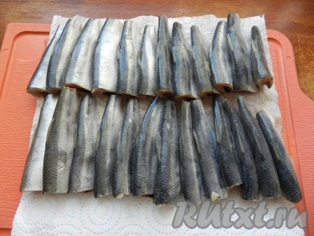 Очистить рыбу от внутренностей, отрезать голову и хвост, вымыть и обсушить.