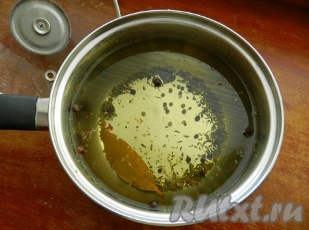 Соль, сахар и специи всыпать в воду, влить уксус и довести маринад до кипения. Остудить.