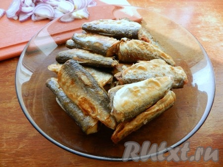 Обжарить рыбу на растительном масле и остудить.