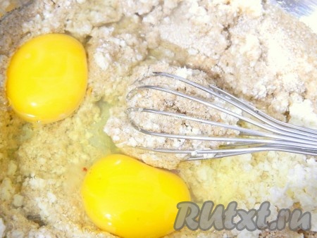 Добавить яйца и растительное масло.
