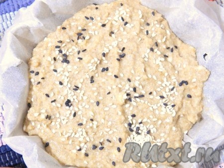 Сверху посыпать зёрнами кунжута.