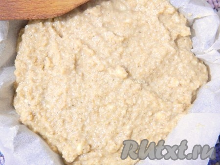 Выложить тесто в форму, смазанную тонким слоем масла или выстланную пергаментной бумагой.
