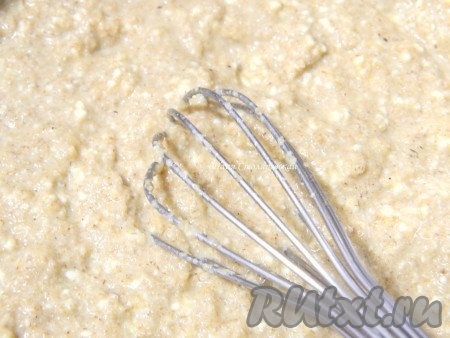 Замесить тесто и оставить на полчаса.