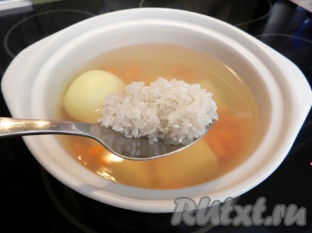 Довести до кипения 1 литр воды, подсолить, положить в воду овощи, довести до кипения, добавить промытый рис и варить на медленном огне до готовности овощей и риса.
