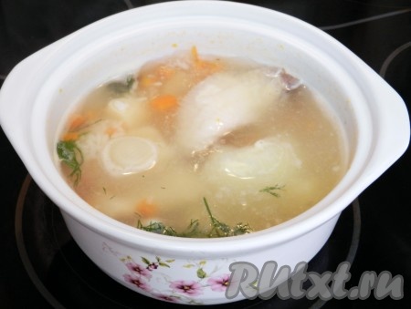 Когда овощи и рис сварятся, вынуть из кастрюли лук, добавить рыбу, немного свежего укропа, черный молотый перец и варить суп еще 7 минут до готовности рыбы.