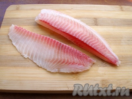 Филе окуня вымыть и разрезать на 2 или 4 части.