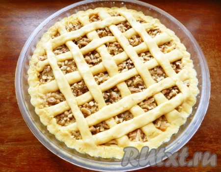 Из оставшегося теста сделать жгутики и разложить их поверх начинки, закрепив по краям.