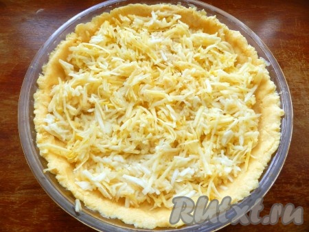 На тесто выложить слой натертых на крупной терке яблок.