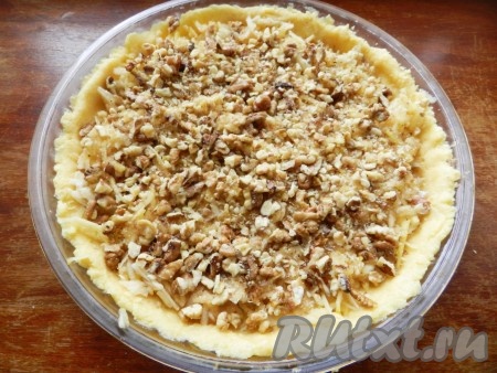 Присыпать сверху сахаром и орехами (3 столовые ложки орехов и 1 чайную ложку сахара оставить для посыпки пирога).