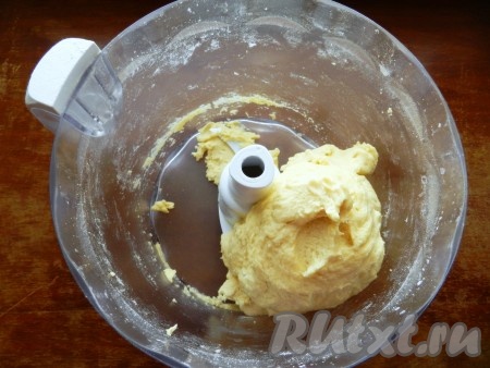 Добавить яйца, перемешать тесто с помощью измельчителя (или руками). Тесто должно собраться в ком и получиться мягким, практически не липнущим к рукам. Если тесто не будет собираться в ком, влейте 1 столовую ложку холодной воды и вмешайте её, собирая тесто в ком. Если тесто будет сильно липнущим, добавьте совсем немного муки, чтобы получить нужную консистенцию песочного теста.