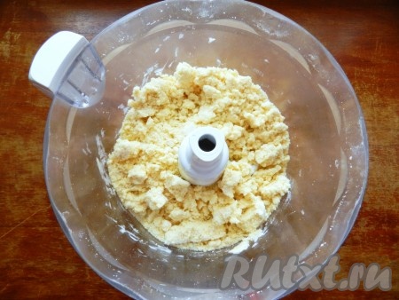 Смешать масло с мукой и сахаром до получения мелкой песочной крошки с помощью измельчителя (или руками).