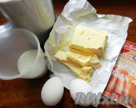 Подготовить продукты для замешивания песочного теста для пирога с яблоками и орехами.