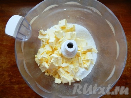 Муку смешать с разрыхлителем, солью и сахаром в чаше измельчителя (или в глубокой миске), добавить холодное сливочное масло, нарезанное на кубики.