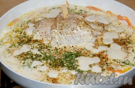 К получившемуся сливочному соусу добавить соль, перец и специи. Перемешать аккуратно и тушить камбалу под крышкой на среднем огне 10 минут.