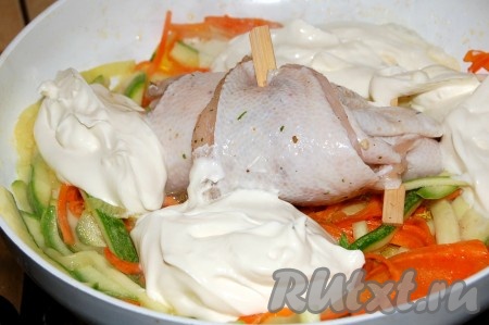 Добавить в сковороду сливки. Если у вас, как и у меня, сливки жирные, то можно влить горячую воду. Рулет должен быть покрыт соусом из сливок (или сливок и воды) до половины.