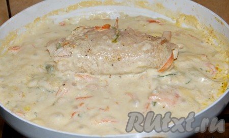 Затем рулет из камбалы перевернуть, чтобы он равномерно протушился.