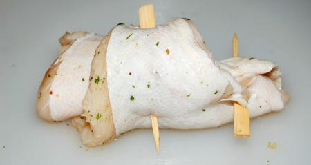 Свернуть филе рулетом, начиная с широкой части. Скрепить с помощью деревянных шпажек (или зубочисток).