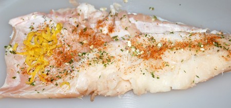 Филе камбалы помыть, обсушить. Посыпать солью и специями. Я ещё на широкую сторону выложила цедру лимона, но это по желанию.