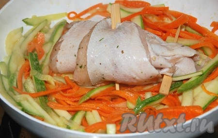 Сформированный рулет из камбалы выложить в сковороду к овощам.