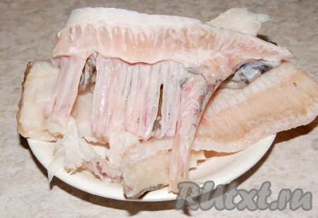 Сначала нужно сварить бульон. Бульон подойдет любой рыбный. Выбирайте, какой вам больше нравится, или какой окажется у вас под рукой. Для бульона я использовала плавники и кости от свежей камбалы.