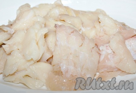 Приготовить кусочки филе свежей рыбы. У меня кусочки филе камбалы.