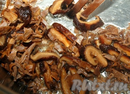 Помешивая, обжаривать их слегка, минут 7.