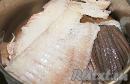 Сложить в кастрюлю кости и плавники, залить холодной водой и поставить вариться. Не забыть о соли и перце. Варить около 1 часа на маленького огоньке, тогда бульон получится наваристым и ароматным.