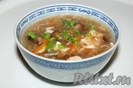 Выключить огонь. Дать постоять супу из акульих плавников 3 минуты (не больше) и влить в него тонкой струйкой яичный белок. Для этого поместить белок в стакан и взболтать его. Вводить белок только в выключенный суп, иначе белок свернется, а при правильном введении он образует тонкие нити. Готовый суп посыпать зеленым луком.