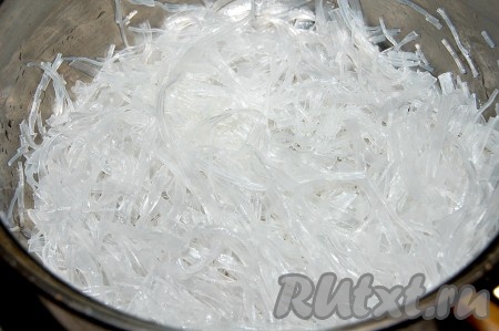 Затем слить воду из вермишели, а саму вермишель с помощью ножниц мелко изрезать, чтобы получились короткие кусочки. Именно они выполнят роль плавников акулы и придадут супу нужную консистенцию.