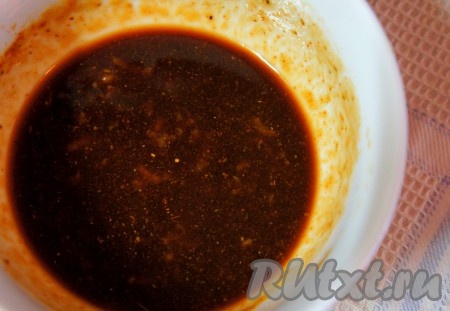 Для маринада имбирь очистить, натереть на тёрке, добавить пропущенный через пресс чеснок, соевый соус, смесь перцев, перемешать. Маринад готов.