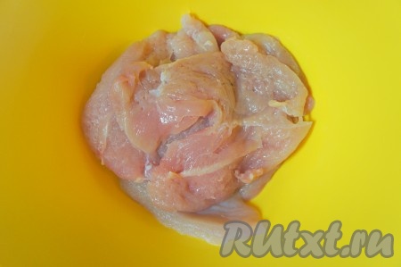 Куриное филе промыть, обсушить, отбить.