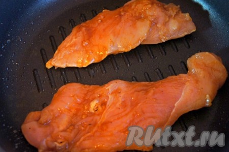 Гриль хорошо нагреть. Выложить на гриль мясо, обжарить с двух сторон до готовности. Степень готовности мяса зависит от толщины куска, готовить около 5-7 минут. Выложить мясо на бумажное полотенце, чтобы удалить излишки масла, произвольно нарезать мясо, когда оно немного остынет.