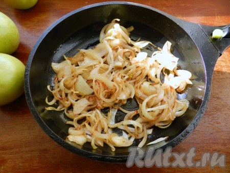 Лук нарезать полукольцами и обжарить на на растительном масле, посолить и поперчить.