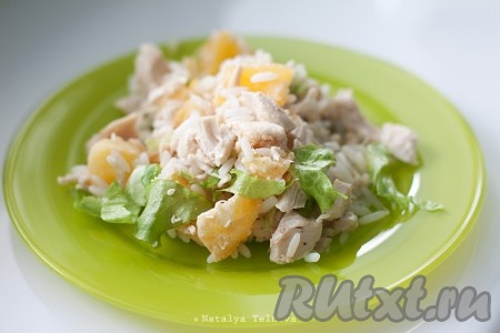 Салат с рисом, курицей и апельсином