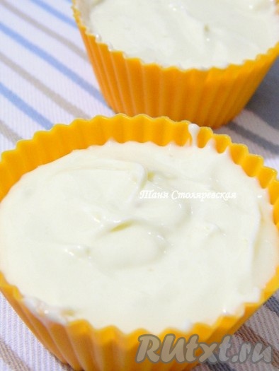 Выкладываем готовую смесь в полиэтилен и скатываем колбаской или придаем ему любую другую форму. Ставим чесночное масло в холодильник для застывания.
