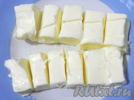 Масло комнатной температуры делим на кусочки.