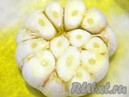 Кладем в форму для выпечки, поливаем оливковым маслом и запекаем в духовке 15 минут при температуре 200 градусов. Чеснок лучше накрыть фольгой.
