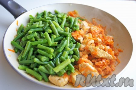 У стручковой фасоли отрезала кончики и нарезала на небольшие кусочки, отправила в сковородку к грудке, луку и морковке. Добавила 70-100 грамм воды, посолила, поперчила и накрыла крышкой. Тушила минут 15.
