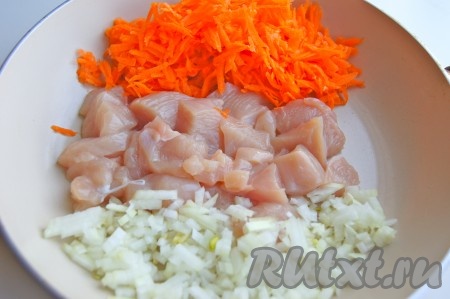 Куриную грудку помыла и нарезала на средние кусочки. Морковь, лук очистила, лук мелко порубила а морковку натерла на терке. Куриную грудку, лук, морковь обжарила в небольшом количестве масла до готовности, примерно минут 10-15.