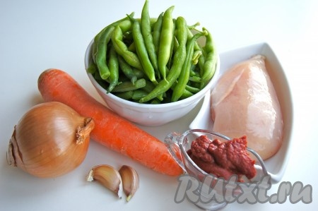 Подготовим все необходимые ингредиенты для приготовления стручковой фасоли с куриной грудкой в томате.
