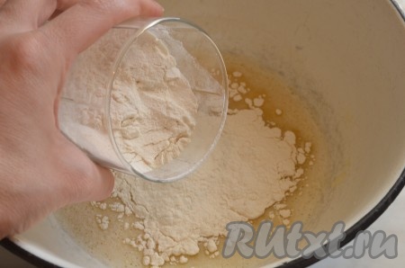 Добавить муку, перемешать до получения однородной, густой массы.
