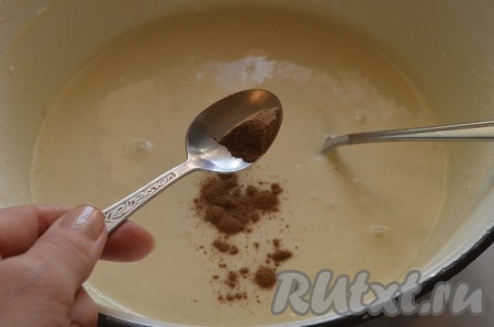 Затем, по желанию, всыпать корицу, перемешать. Оставить тесто постоять при комнатной температуре на 10-15 минут. Блинное тесто получится не густым, но и не слишком жидким.