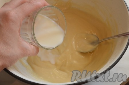 Затем влить в тесто молоко, перемешать.