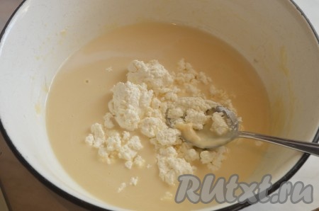 Добавить творог, тщательно перемешать тесто (или взбить миксером).