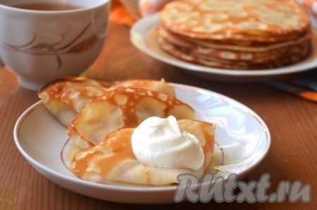 Я подала творожные блинчики со сметаной, но можно их подать и с мёдом или вареньем. 