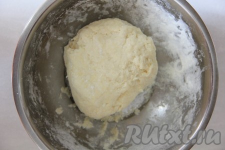 Добавить разрыхлитель, соль и муку. Замесить однородное тесто.